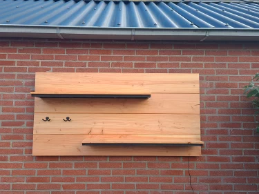 Wandbord van Douglas hout voor buiten met LED verlichting en zwarte accenten